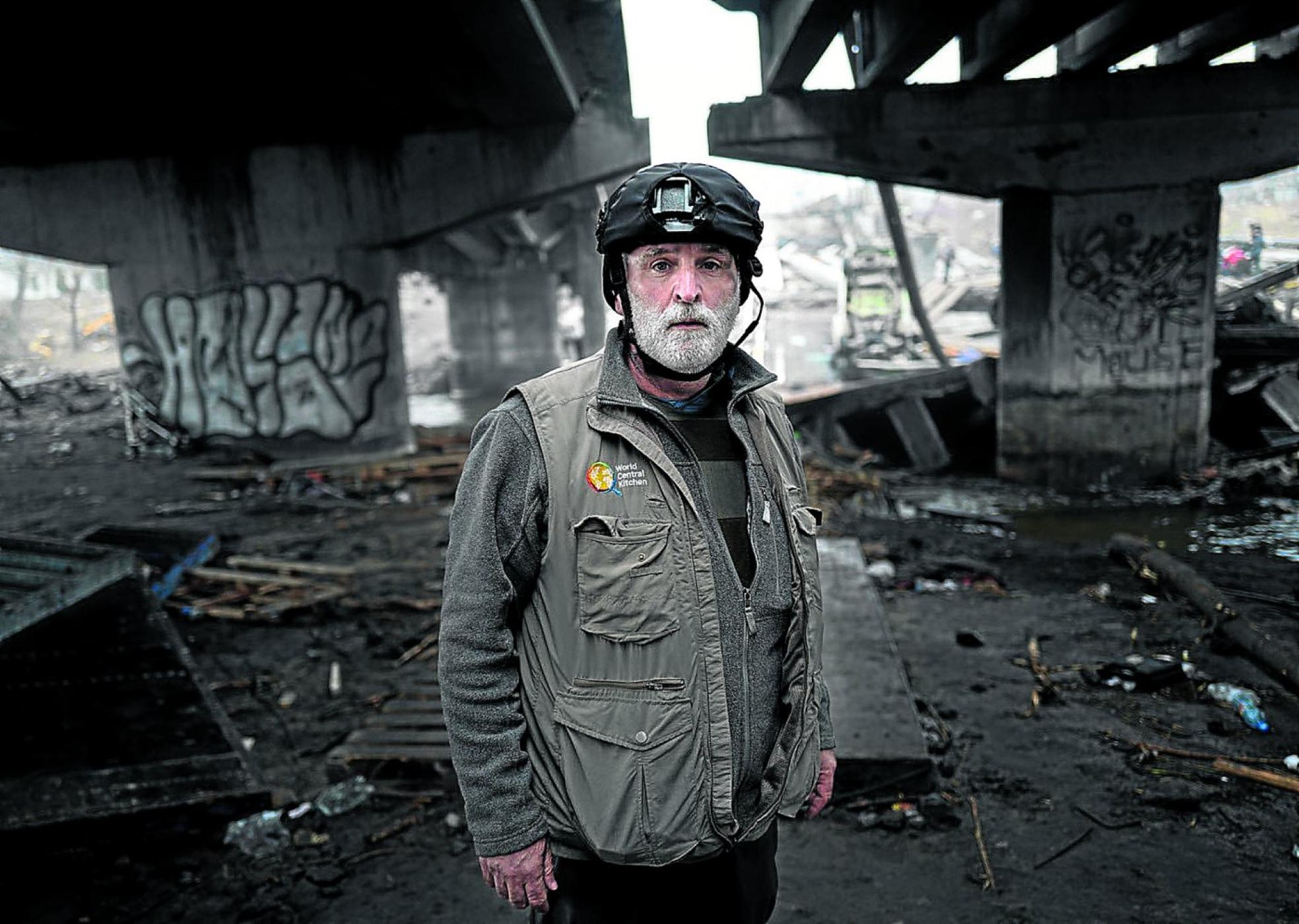 El chef, que ha llevado su compromiso humanitario al frente ucraniano, posa para Cary Fukunaga, director del último James Bond.