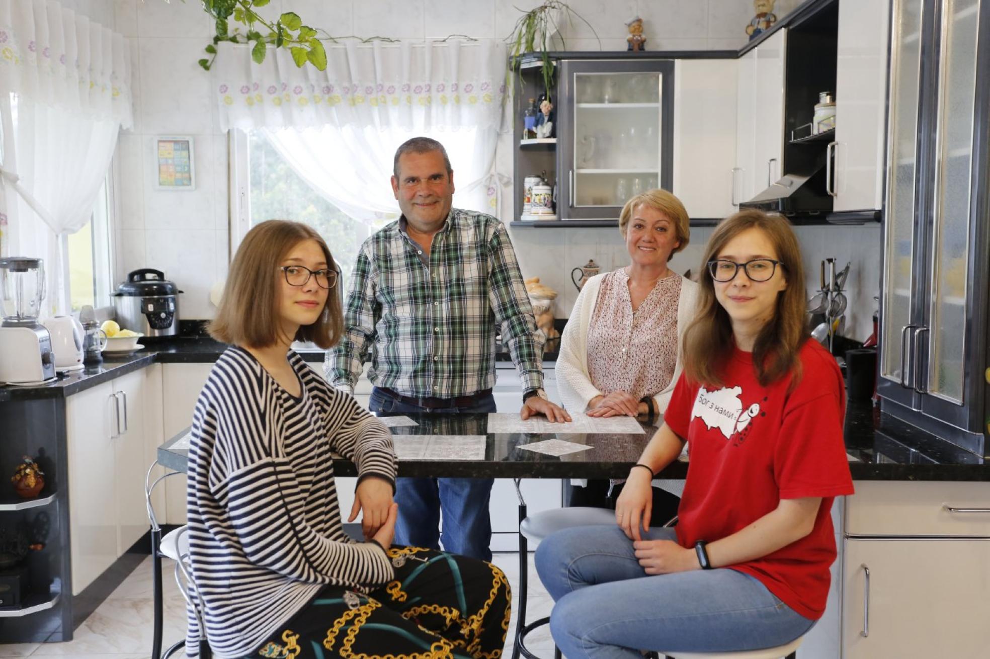Las ucranianas Yana y Sofiia Pleskach en su nuevo hogar con Ismael Hortal y Tina Castañón. 