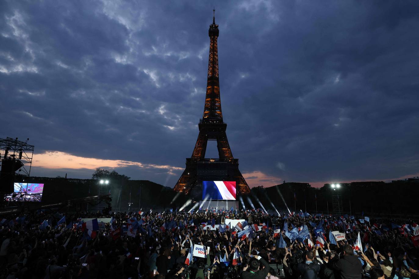 Los seguidores de Emmanuel Macron esperan el discurso del presidente de Francia