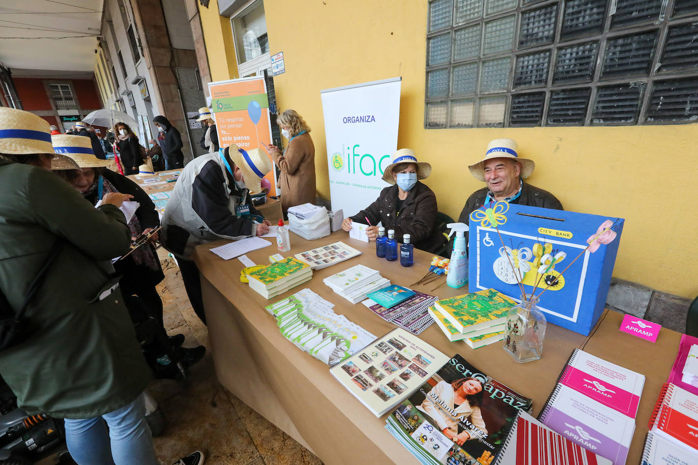 Fotos: Feria de asociaciones en la plaza de abastos