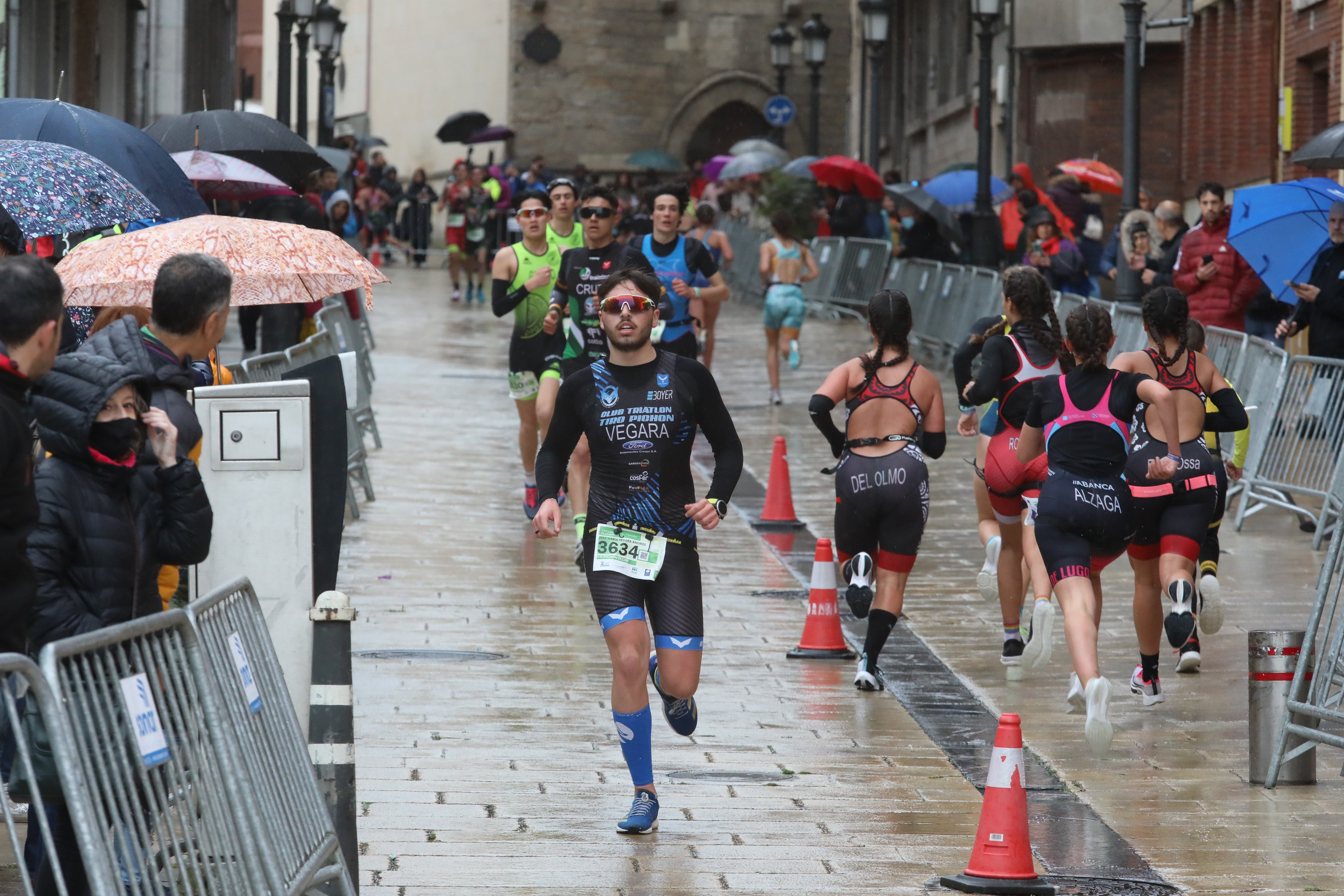 Fotos: El Duatlón vence a la lluvia en su primera jornada