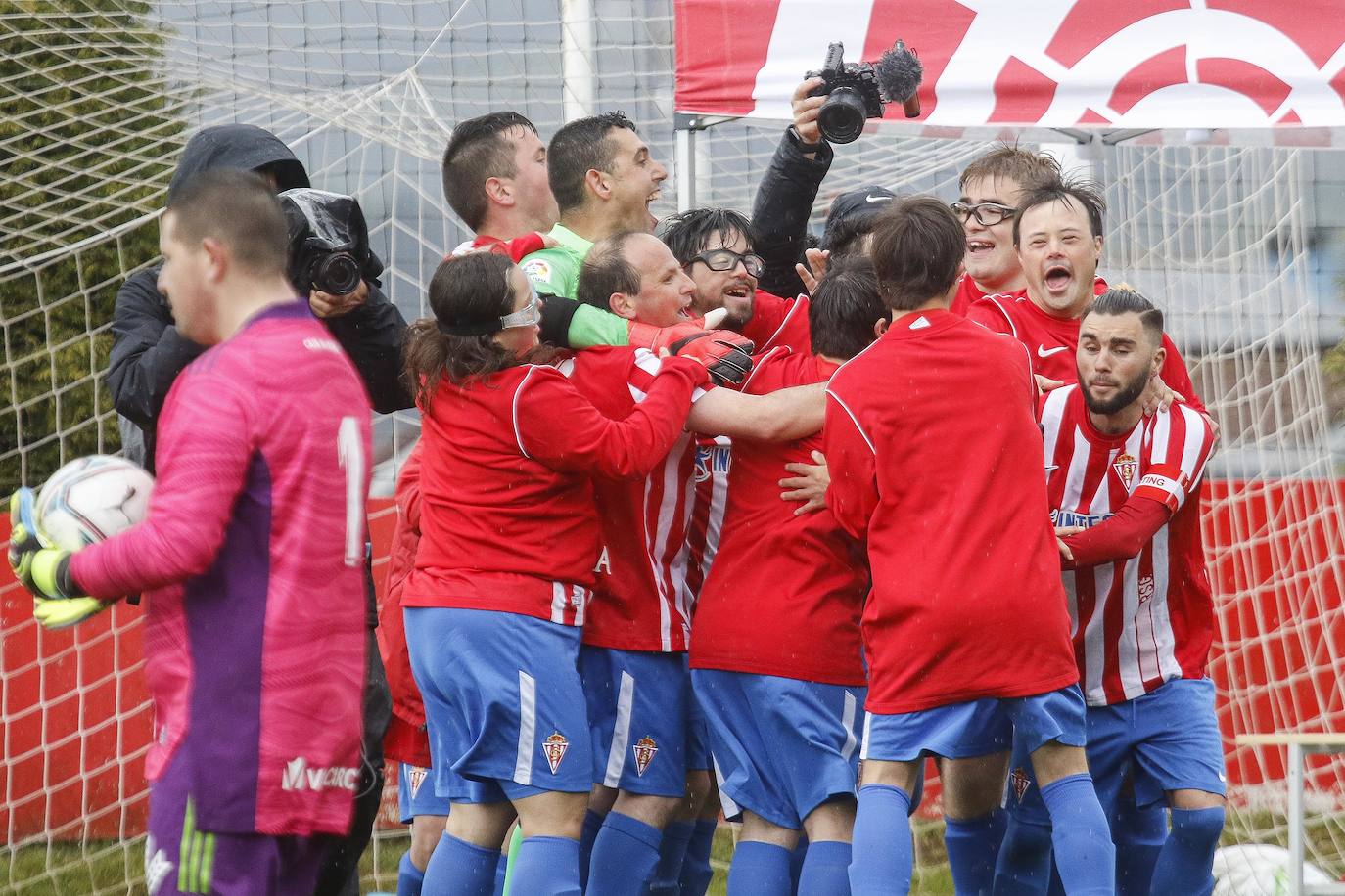 Los futbolistas de la 'Genuine' disfrutaron bajo la lluvia en Mareo de una intensa jornada que terminó con el liderato rojiblanco