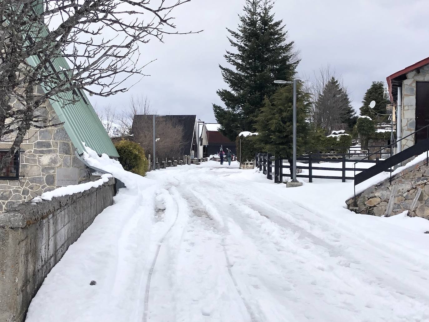 En la madrugada de este domingo, el puerto de San Isidro y el pueblo de la Raya amanecieron cubiertos de nieve, dejando un paisaje teñido de blanco en las zonas más altas de Asturias, a finales de un mes de abril que ha dejado a su paso un vaivén meteorológico.