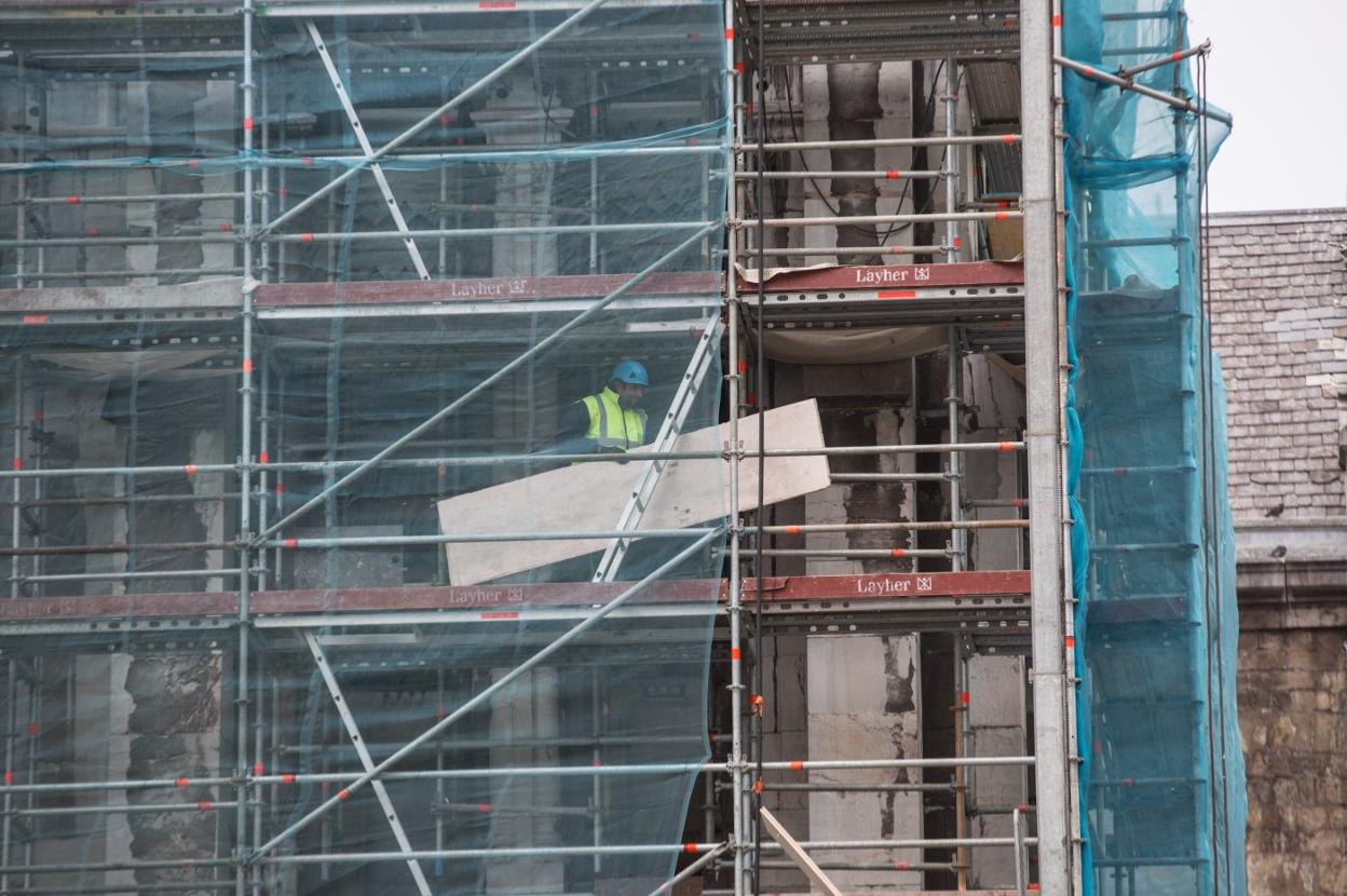 Un obrero en uno de los edificios en construcción que se encuentran en la ciudad. 