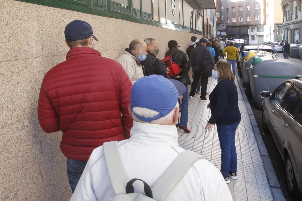 Cola para acceder a la Cocina Económica. 