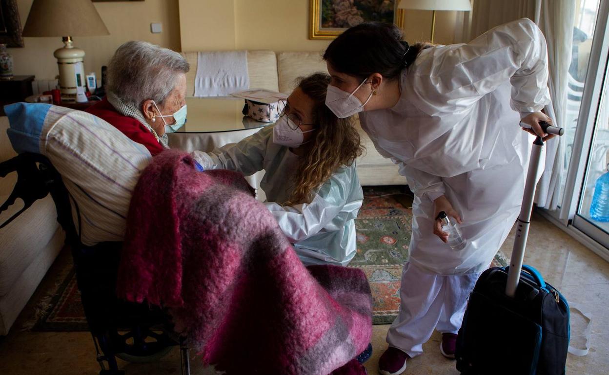 Vacunación contra la covid a domicilio para personas mayores dependientes.