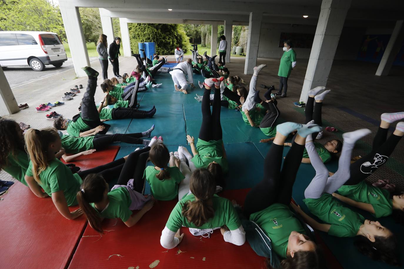 Los escolares asturianos salieron este miércoles, vestidos con ropa cómoda, para celebrar el Día de la Educación Física. Las calles, plazas y parques se llenaron de los alumnos que mostraron sus trabajos para recordar la importancia de un estilo de vida activo. También se realizaron diferentes actividades, aprovechando el equipamiento deportivo de la zonas. Por ejemplo, en los colegios públicos de la Xantiquina (Lieres, Siero) y en el de Pumarín (Gijón).