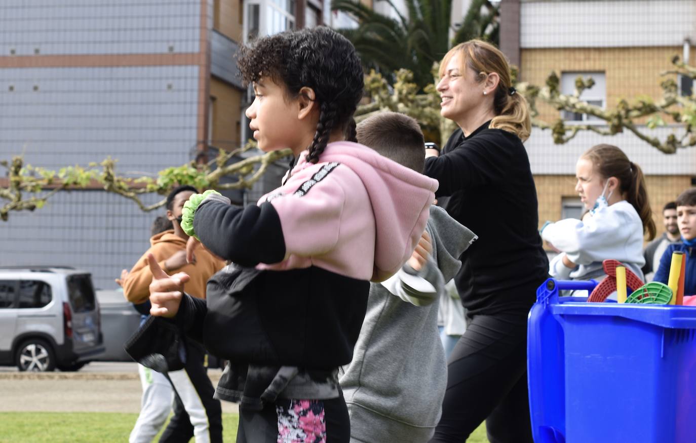 Los escolares asturianos salieron este miércoles, vestidos con ropa cómoda, para celebrar el Día de la Educación Física. Las calles, plazas y parques se llenaron de los alumnos que mostraron sus trabajos para recordar la importancia de un estilo de vida activo. También se realizaron diferentes actividades, aprovechando el equipamiento deportivo de la zonas. Por ejemplo, en los colegios públicos de la Xantiquina (Lieres, Siero) y en el de Pumarín (Gijón).