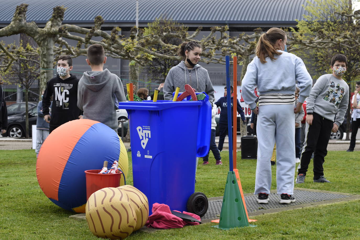 Los escolares asturianos salieron este miércoles, vestidos con ropa cómoda, para celebrar el Día de la Educación Física. Las calles, plazas y parques se llenaron de los alumnos que mostraron sus trabajos para recordar la importancia de un estilo de vida activo. También se realizaron diferentes actividades, aprovechando el equipamiento deportivo de la zonas. Por ejemplo, en los colegios públicos de la Xantiquina (Lieres, Siero) y en el de Pumarín (Gijón).