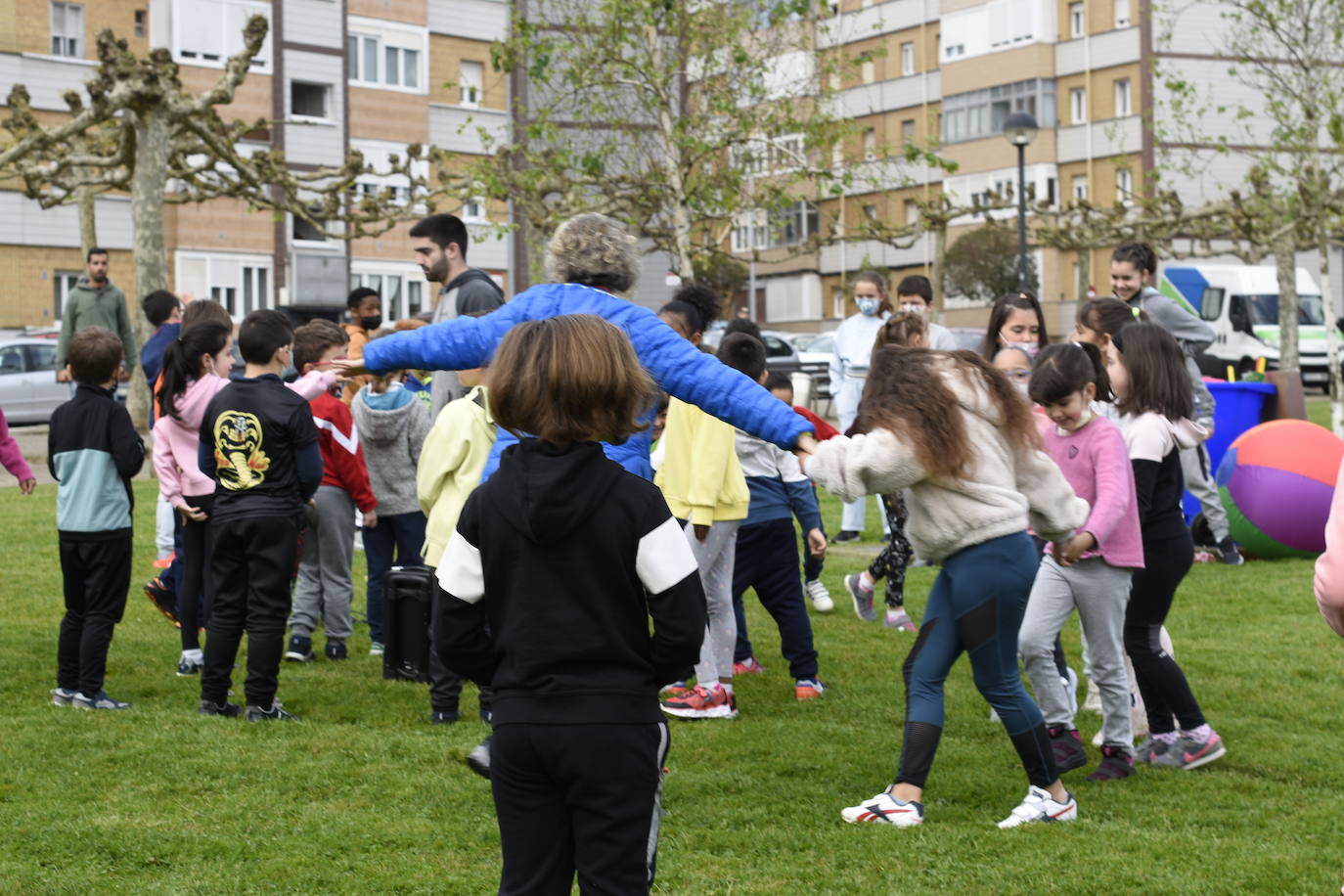 Los escolares asturianos salieron este miércoles, vestidos con ropa cómoda, para celebrar el Día de la Educación Física. Las calles, plazas y parques se llenaron de los alumnos que mostraron sus trabajos para recordar la importancia de un estilo de vida activo. También se realizaron diferentes actividades, aprovechando el equipamiento deportivo de la zonas. Por ejemplo, en los colegios públicos de la Xantiquina (Lieres, Siero) y en el de Pumarín (Gijón).