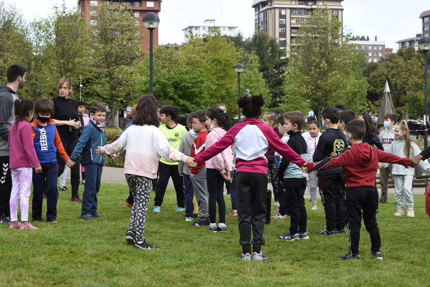 Los escolares asturianos salieron este miércoles, vestidos con ropa cómoda, para celebrar el Día de la Educación Física. Las calles, plazas y parques se llenaron de los alumnos que mostraron sus trabajos para recordar la importancia de un estilo de vida activo. También se realizaron diferentes actividades, aprovechando el equipamiento deportivo de la zonas. Por ejemplo, en los colegios públicos de la Xantiquina (Lieres, Siero) y en el de Pumarín (Gijón).