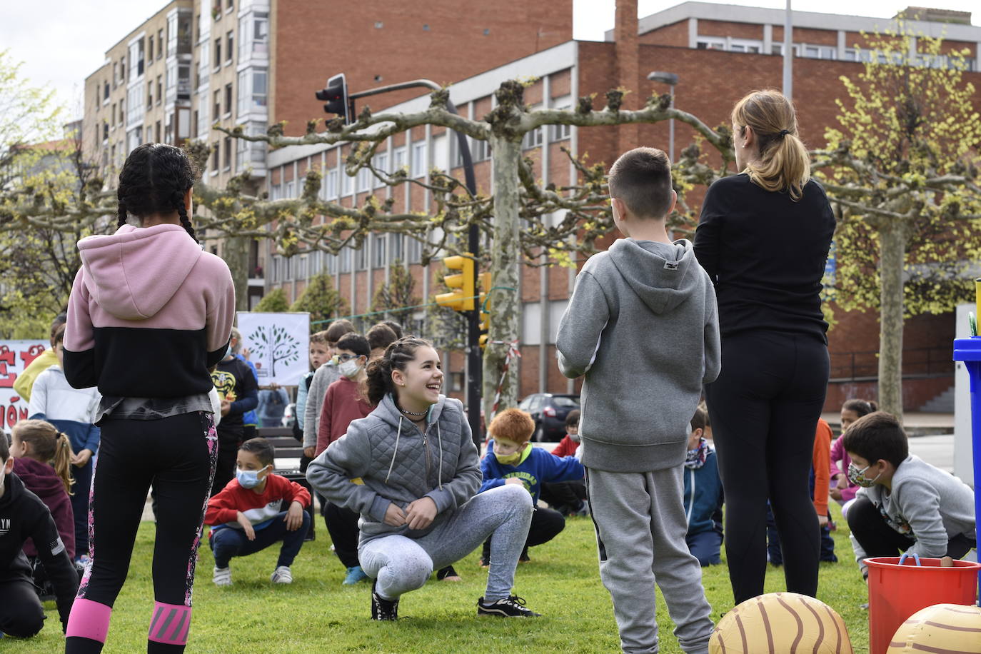 Los escolares asturianos salieron este miércoles, vestidos con ropa cómoda, para celebrar el Día de la Educación Física. Las calles, plazas y parques se llenaron de los alumnos que mostraron sus trabajos para recordar la importancia de un estilo de vida activo. También se realizaron diferentes actividades, aprovechando el equipamiento deportivo de la zonas. Por ejemplo, en los colegios públicos de la Xantiquina (Lieres, Siero) y en el de Pumarín (Gijón).