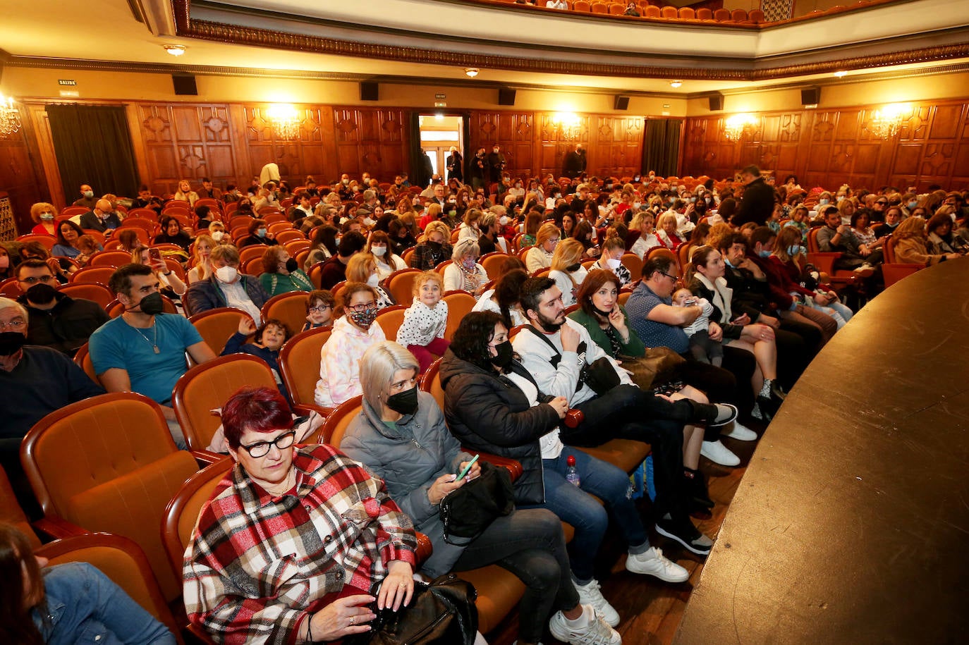 Oviedo acoge el miércoles y el jueves la Asturias Fashion Week, plataforma de expresión de marcas y modelos de la región. El Teatro Filarmónica y el Centro Asturiano, sus escenarios.