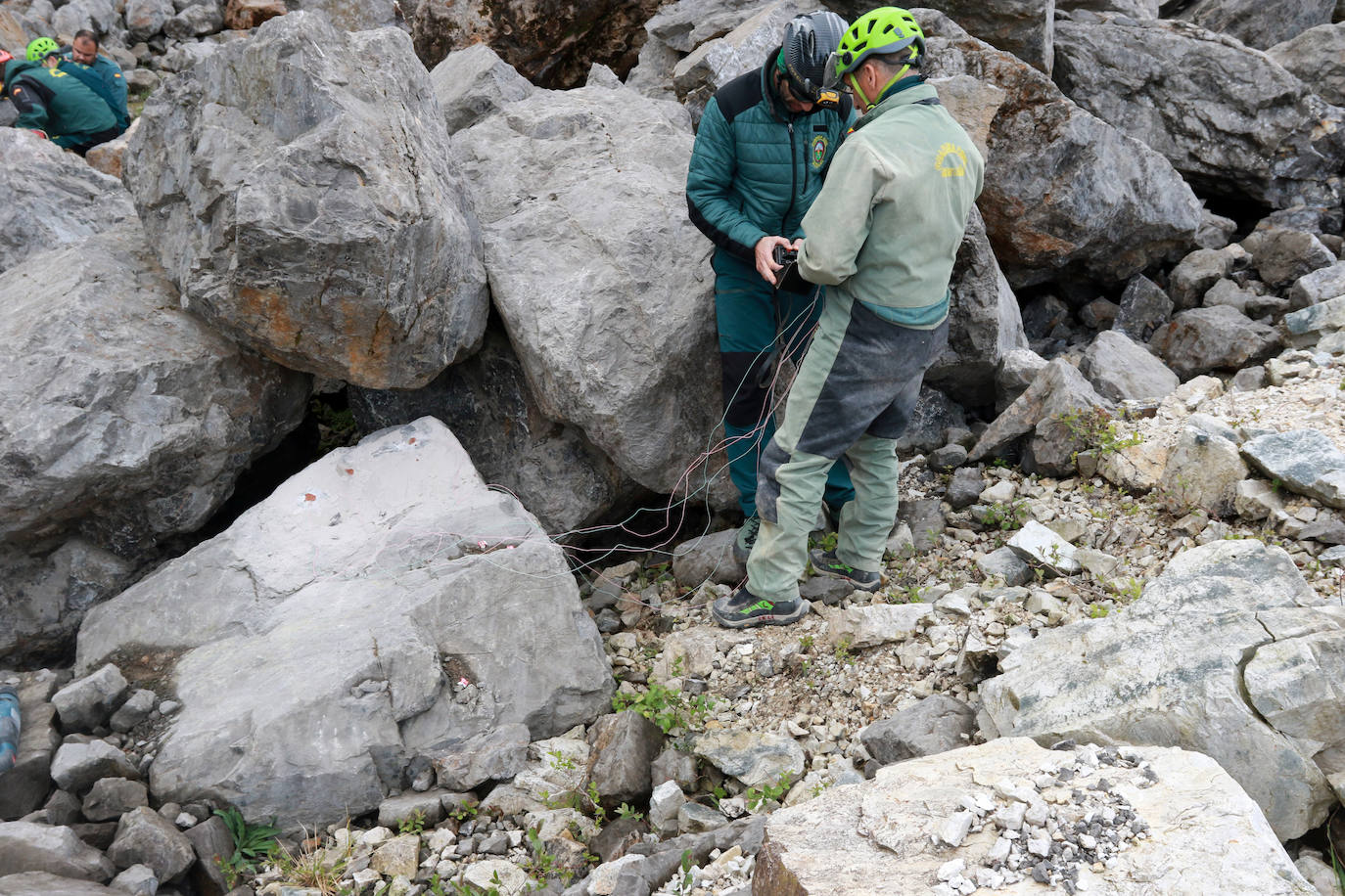 Los agentes de la Guarcia Civil se forman en Asturias para hacer frente con microvoladuras a las misiones de rescate en cuevas y simas. Este miércoles, la formación reunió en Cangas de Onís a varios integrantes para aprender a ser especialistas en montaña en explosivos y así hacer voladuras controladas y precisas. Gracias a estas clases son 28 los especialistas capacitados para aplicar estas técnicas en rescates de espeleosocorro.