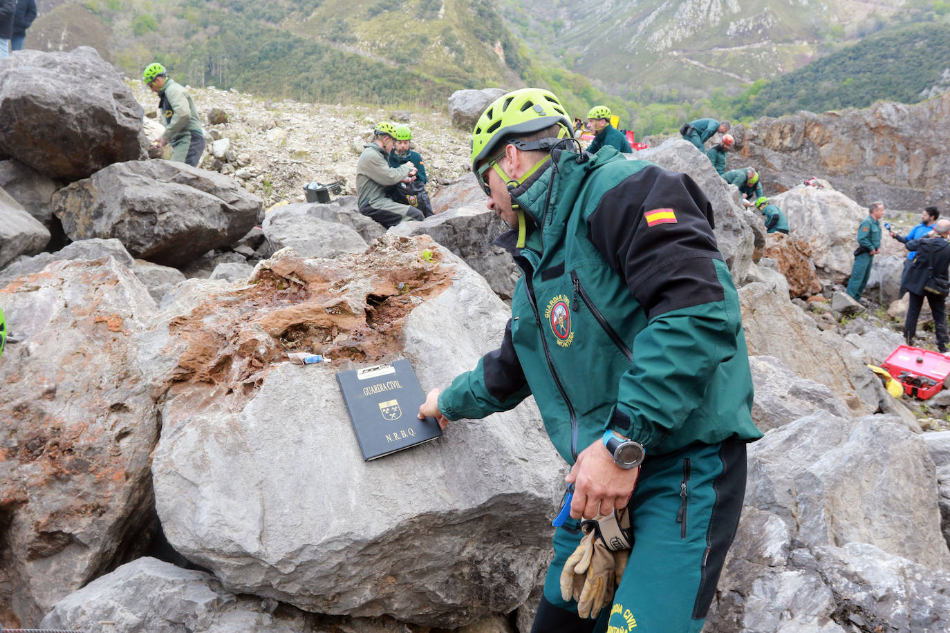 Los agentes de la Guarcia Civil se forman en Asturias para hacer frente con microvoladuras a las misiones de rescate en cuevas y simas. Este miércoles, la formación reunió en Cangas de Onís a varios integrantes para aprender a ser especialistas en montaña en explosivos y así hacer voladuras controladas y precisas. Gracias a estas clases son 28 los especialistas capacitados para aplicar estas técnicas en rescates de espeleosocorro.