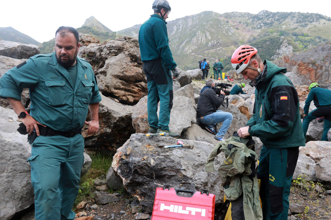 Los agentes de la Guarcia Civil se forman en Asturias para hacer frente con microvoladuras a las misiones de rescate en cuevas y simas. Este miércoles, la formación reunió en Cangas de Onís a varios integrantes para aprender a ser especialistas en montaña en explosivos y así hacer voladuras controladas y precisas. Gracias a estas clases son 28 los especialistas capacitados para aplicar estas técnicas en rescates de espeleosocorro.