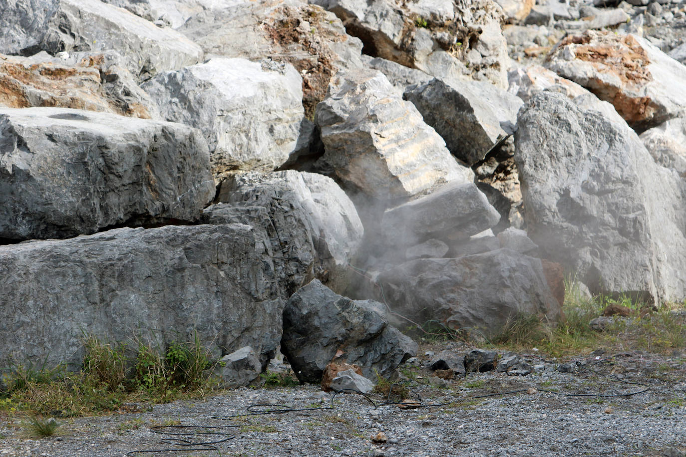 Los agentes de la Guarcia Civil se forman en Asturias para hacer frente con microvoladuras a las misiones de rescate en cuevas y simas. Este miércoles, la formación reunió en Cangas de Onís a varios integrantes para aprender a ser especialistas en montaña en explosivos y así hacer voladuras controladas y precisas. Gracias a estas clases son 28 los especialistas capacitados para aplicar estas técnicas en rescates de espeleosocorro.