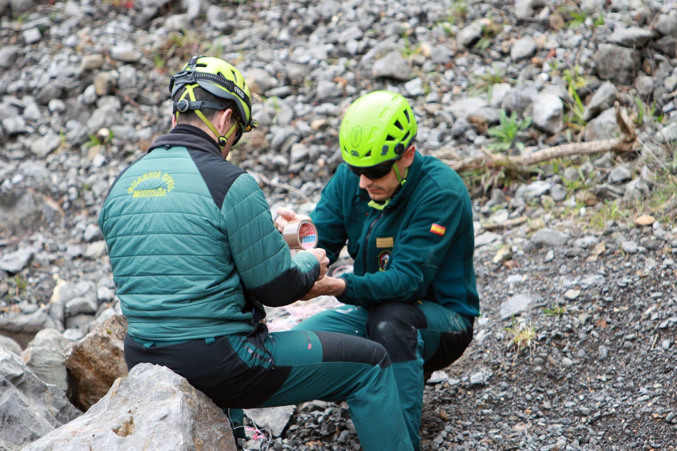 Los agentes de la Guarcia Civil se forman en Asturias para hacer frente con microvoladuras a las misiones de rescate en cuevas y simas. Este miércoles, la formación reunió en Cangas de Onís a varios integrantes para aprender a ser especialistas en montaña en explosivos y así hacer voladuras controladas y precisas. Gracias a estas clases son 28 los especialistas capacitados para aplicar estas técnicas en rescates de espeleosocorro.