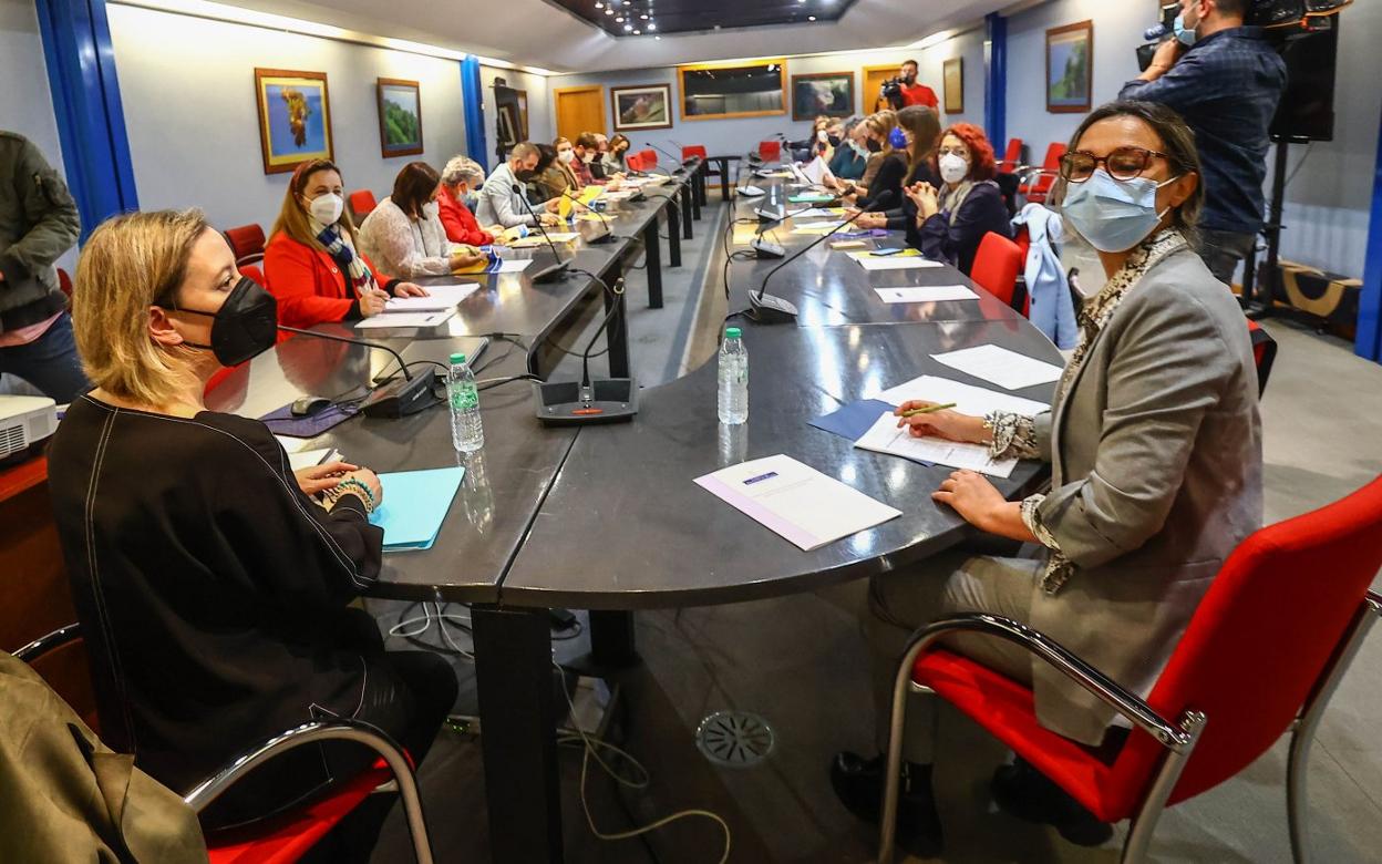 Reunión de la comisión de acogida de refugiados celebrada en la tarde de ayer en Oviedo. 