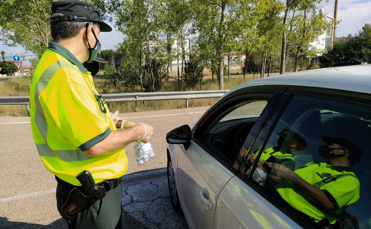 Agentes interceptan un vehículo cuyo conductor no tenía carné. 