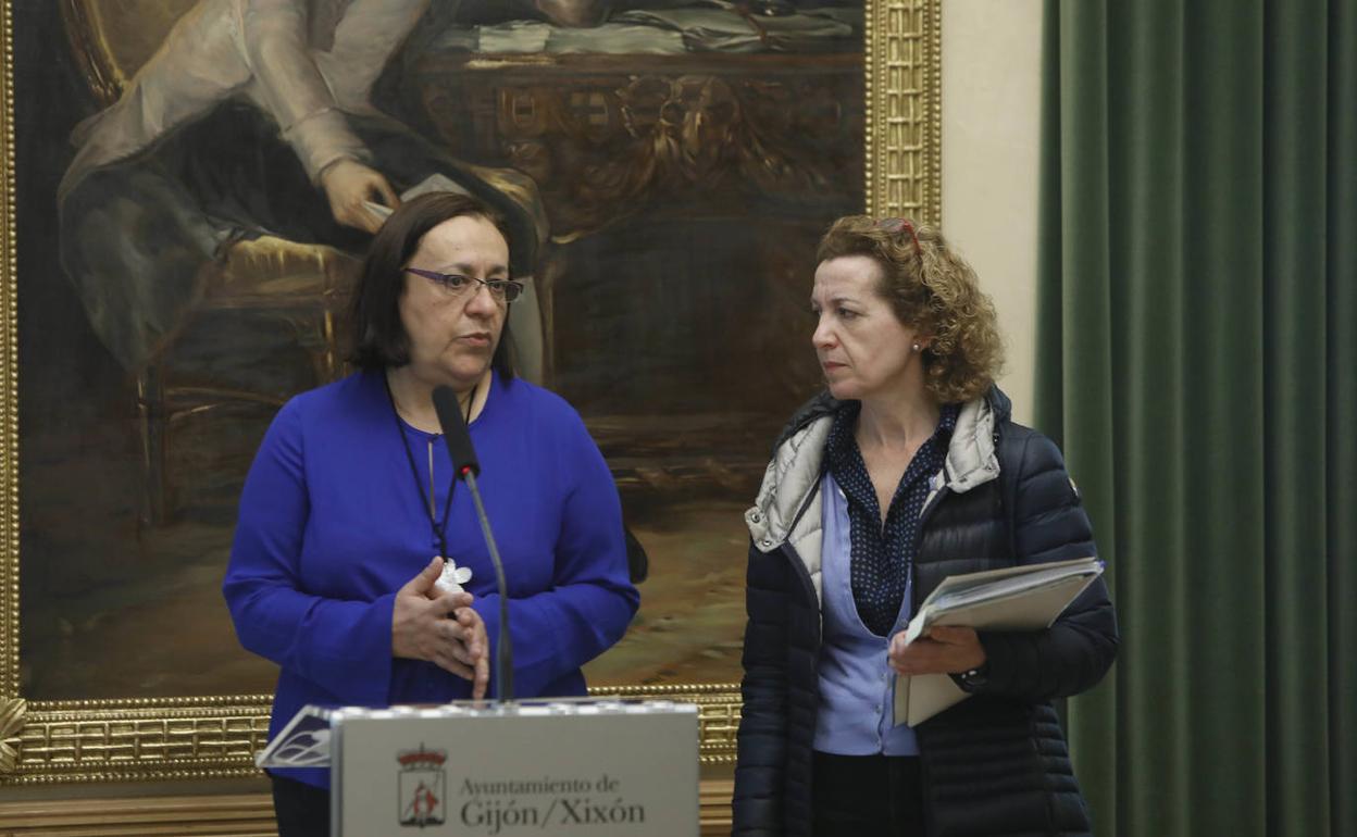 La concejala Natalia González y la jefa de servicio de Educación, Mercedes Godás. 