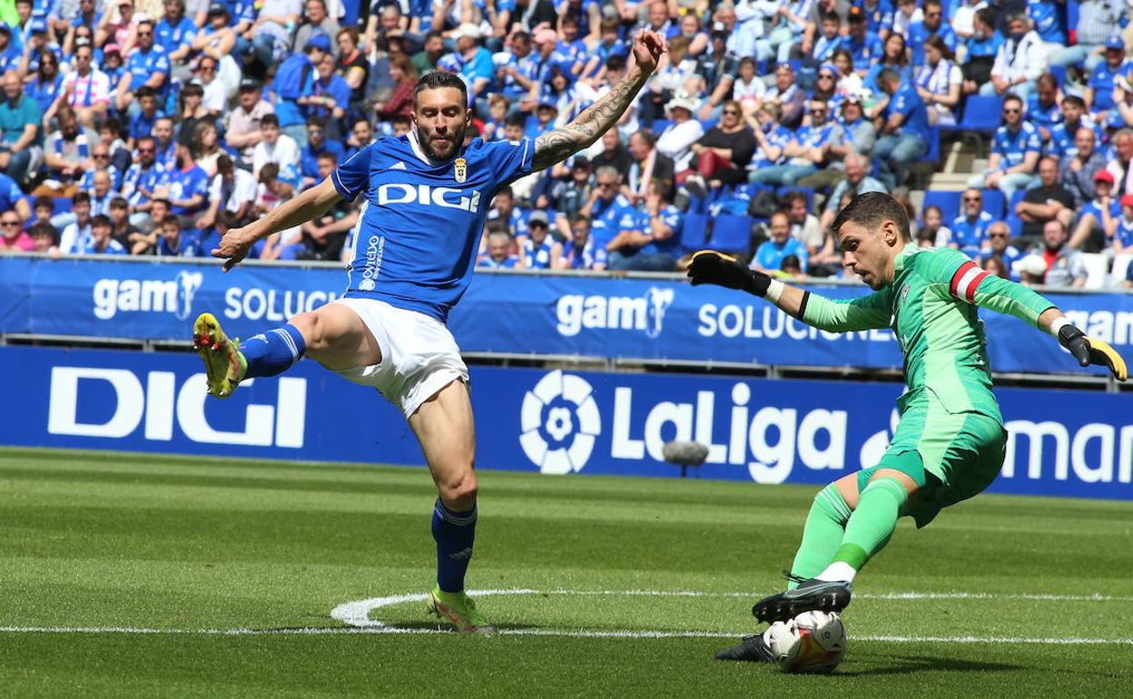 Una jugada durante el encuentro entre el Real Oviedo y el Mirandés 