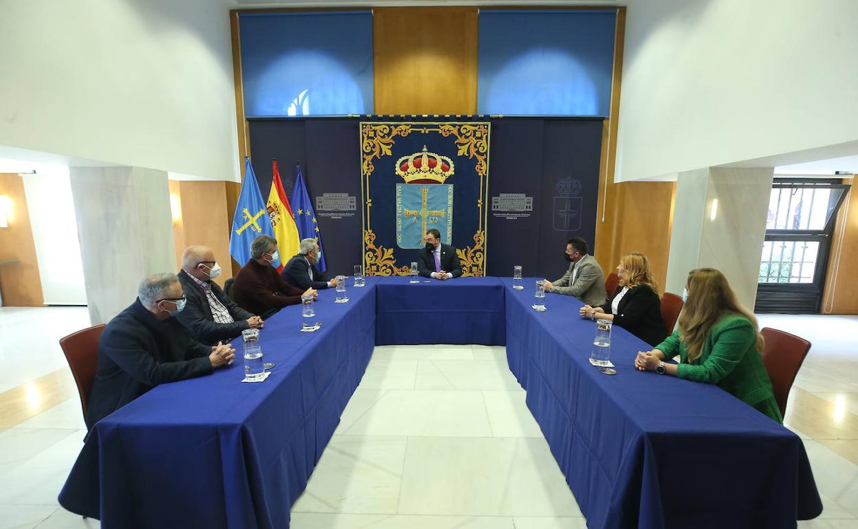 Adrián Barbón, en el centro, recibe a los premiados y a representantes del sindicato. 