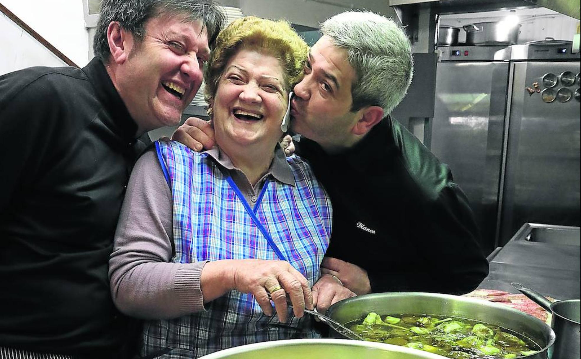 Quique y Pepe, de Ron Bar Blanco (Cangas del Narcea), con su madre Engracia Linde.