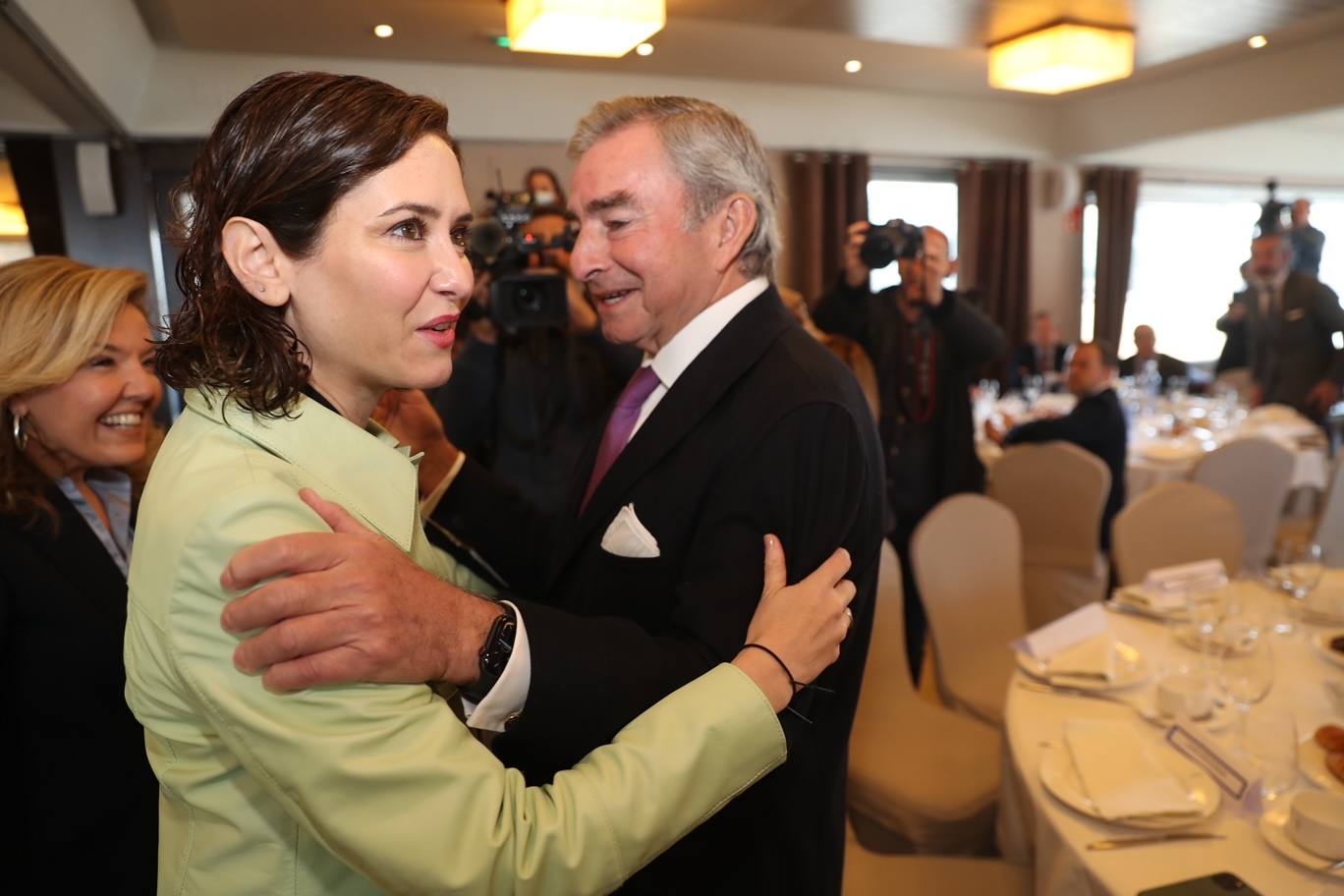 La presidenta de la Comunidad de Madrid visita Gijón para participar en un encuentro con empresarios asturianos y una espicha con afiliados del Partido Popular gijonés. En su primera visita a Asturias desde que es presidenta, Díaz Ayuso estará acompañada por la líder de los populares asturianos, Teresa Mallada. 