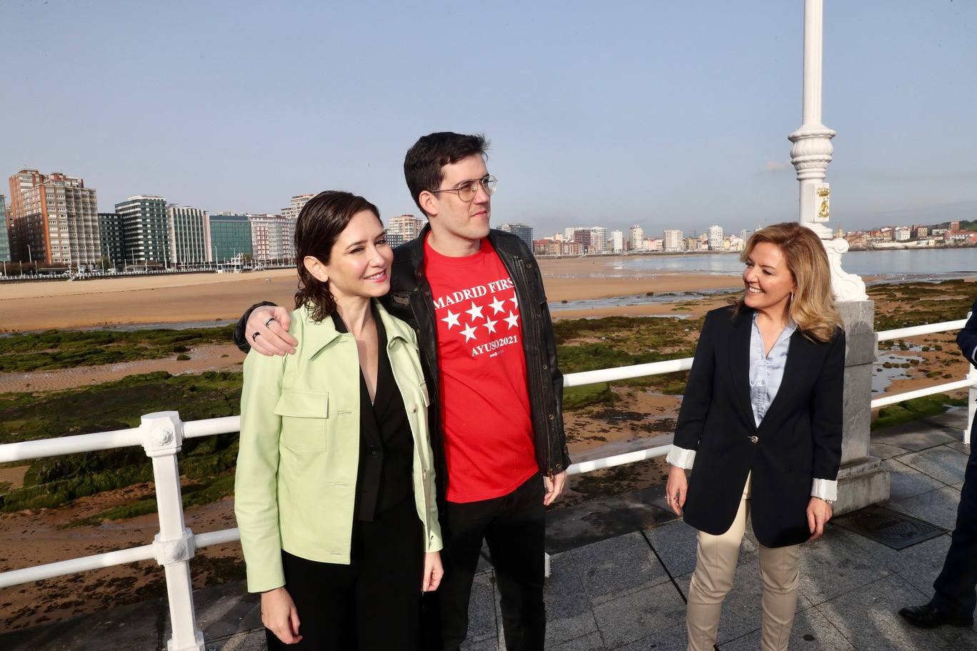 La presidenta de la Comunidad de Madrid visita Gijón para participar en un encuentro con empresarios asturianos y una espicha con afiliados del Partido Popular gijonés. En su primera visita a Asturias desde que es presidenta, Díaz Ayuso estará acompañada por la líder de los populares asturianos, Teresa Mallada. 