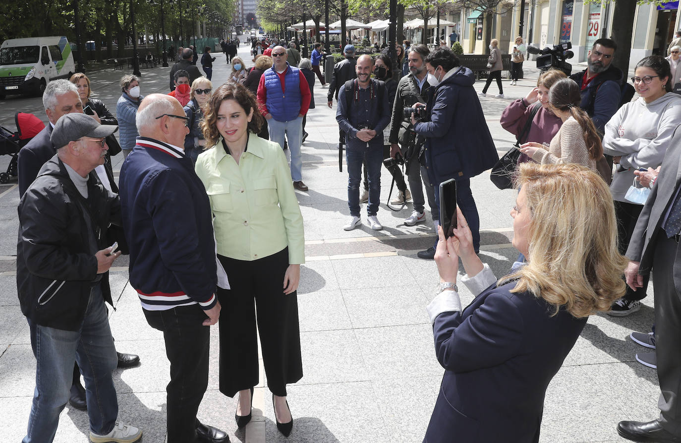 La presidenta de la Comunidad de Madrid visita Gijón para participar en un encuentro con empresarios asturianos y una espicha con afiliados del Partido Popular gijonés. En su primera visita a Asturias desde que es presidenta, Díaz Ayuso estará acompañada por la líder de los populares asturianos, Teresa Mallada. 