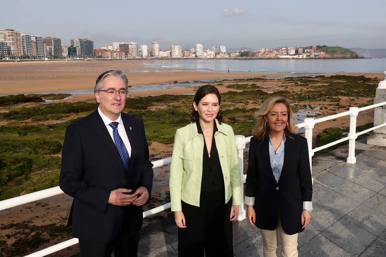 La presidenta de la Comunidad de Madrid visita Gijón para participar en un encuentro con empresarios asturianos y una espicha con afiliados del Partido Popular gijonés. En su primera visita a Asturias desde que es presidenta, Díaz Ayuso estará acompañada por la líder de los populares asturianos, Teresa Mallada. 