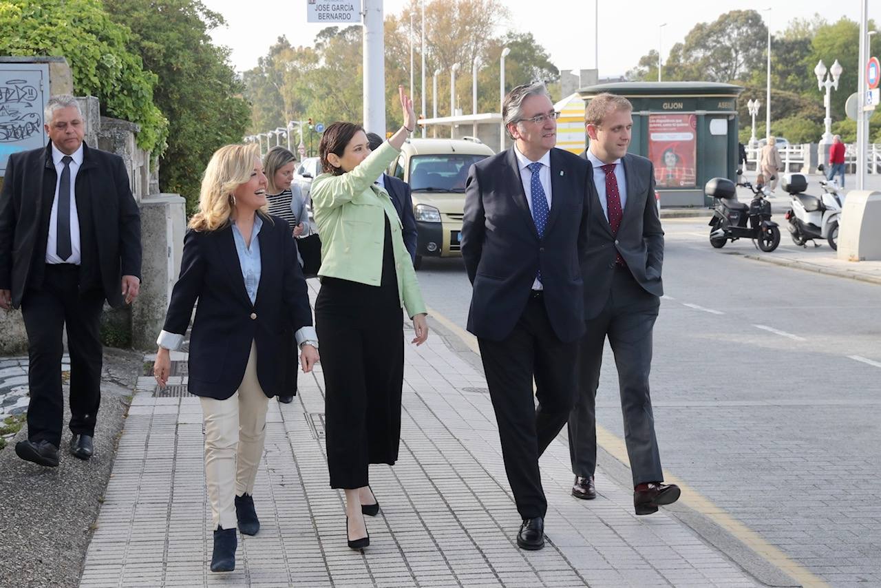 La presidenta de la Comunidad de Madrid visita Gijón para participar en un encuentro con empresarios asturianos y una espicha con afiliados del Partido Popular gijonés. En su primera visita a Asturias desde que es presidenta, Díaz Ayuso estará acompañada por la líder de los populares asturianos, Teresa Mallada. 