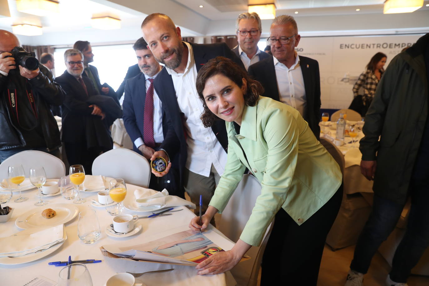 La presidenta de la Comunidad de Madrid visita Gijón para participar en un encuentro con empresarios asturianos y una espicha con afiliados del Partido Popular gijonés. En su primera visita a Asturias desde que es presidenta, Díaz Ayuso estará acompañada por la líder de los populares asturianos, Teresa Mallada. 