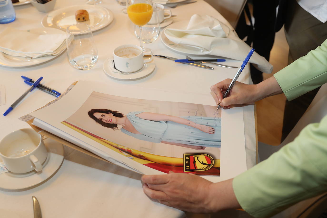 La presidenta de la Comunidad de Madrid visita Gijón para participar en un encuentro con empresarios asturianos y una espicha con afiliados del Partido Popular gijonés. En su primera visita a Asturias desde que es presidenta, Díaz Ayuso estará acompañada por la líder de los populares asturianos, Teresa Mallada. 