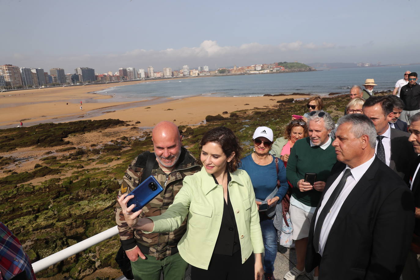 La presidenta de la Comunidad de Madrid visita Gijón para participar en un encuentro con empresarios asturianos y una espicha con afiliados del Partido Popular gijonés. En su primera visita a Asturias desde que es presidenta, Díaz Ayuso estará acompañada por la líder de los populares asturianos, Teresa Mallada. 