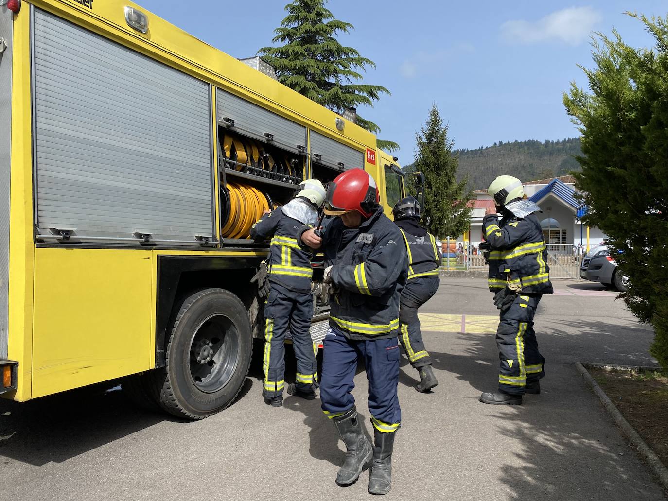 El alumnado del Colegio Público de Educación Infantil y Primaria 'L'Ablanu' de Infiesto realizó hoy un simulacro de evacuación dentro de las jornadas de autoprotección escolar con Bomberos de Asturias, Proteccion Civil, Guardia Civil, Policía Nacional y Policía Local de Infiesto. Se trata de una práctica que cada año se celebra en un centro escolar de Asturias y que la pandemia hizo que no se pudiera llevar a cabo en los dos últimos años. 