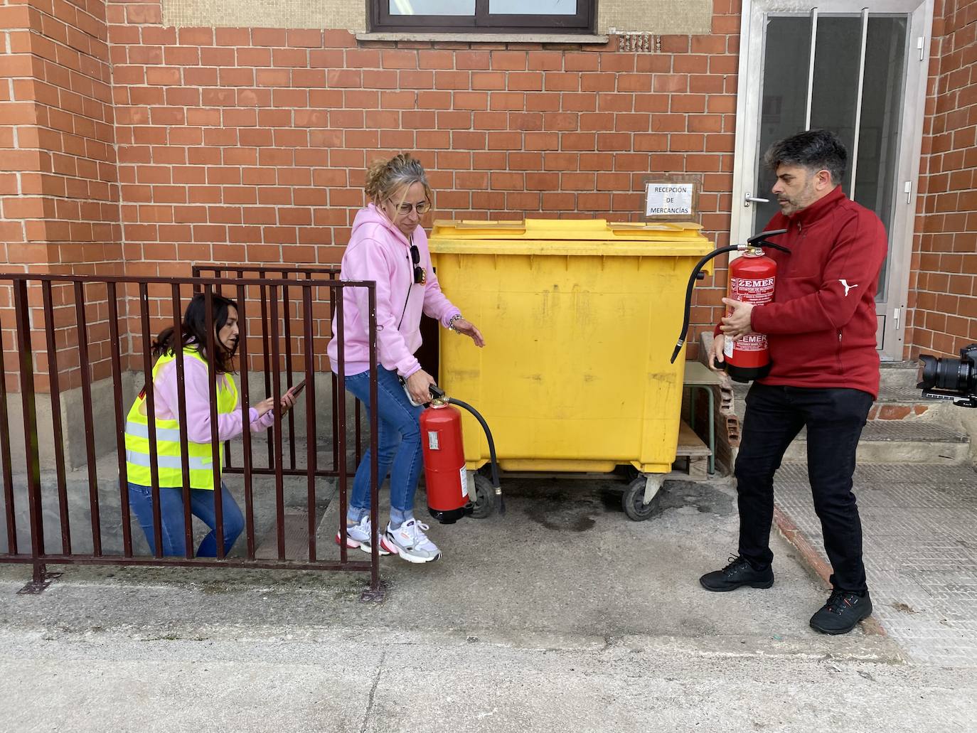 El alumnado del Colegio Público de Educación Infantil y Primaria 'L'Ablanu' de Infiesto realizó hoy un simulacro de evacuación dentro de las jornadas de autoprotección escolar con Bomberos de Asturias, Proteccion Civil, Guardia Civil, Policía Nacional y Policía Local de Infiesto. Se trata de una práctica que cada año se celebra en un centro escolar de Asturias y que la pandemia hizo que no se pudiera llevar a cabo en los dos últimos años. 