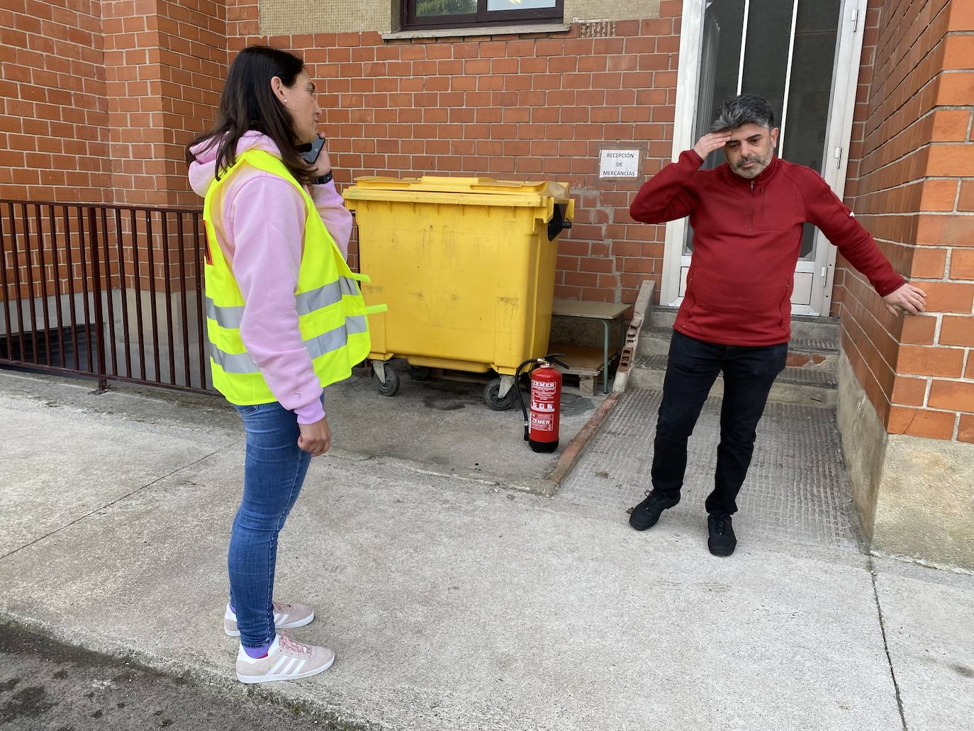 El alumnado del Colegio Público de Educación Infantil y Primaria 'L'Ablanu' de Infiesto realizó hoy un simulacro de evacuación dentro de las jornadas de autoprotección escolar con Bomberos de Asturias, Proteccion Civil, Guardia Civil, Policía Nacional y Policía Local de Infiesto. Se trata de una práctica que cada año se celebra en un centro escolar de Asturias y que la pandemia hizo que no se pudiera llevar a cabo en los dos últimos años. 