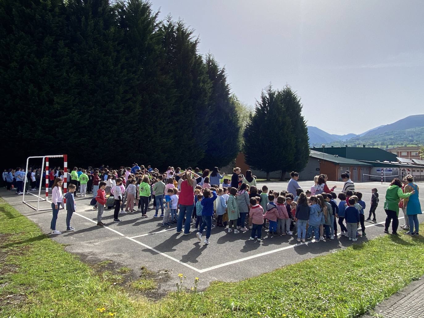 El alumnado del Colegio Público de Educación Infantil y Primaria 'L'Ablanu' de Infiesto realizó hoy un simulacro de evacuación dentro de las jornadas de autoprotección escolar con Bomberos de Asturias, Proteccion Civil, Guardia Civil, Policía Nacional y Policía Local de Infiesto. Se trata de una práctica que cada año se celebra en un centro escolar de Asturias y que la pandemia hizo que no se pudiera llevar a cabo en los dos últimos años. 