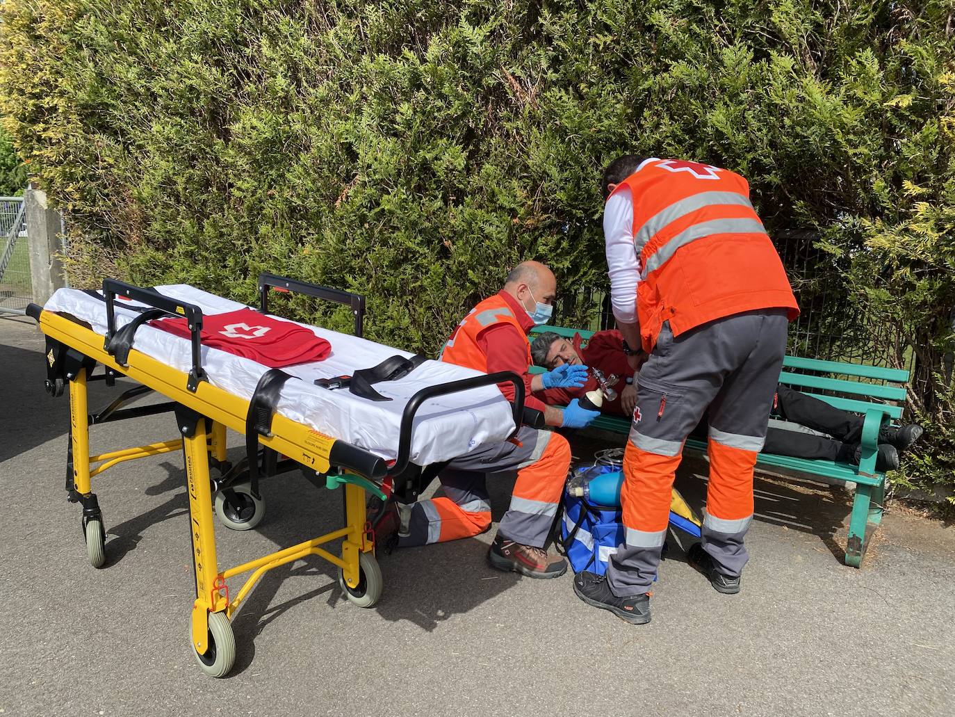 El alumnado del Colegio Público de Educación Infantil y Primaria 'L'Ablanu' de Infiesto realizó hoy un simulacro de evacuación dentro de las jornadas de autoprotección escolar con Bomberos de Asturias, Proteccion Civil, Guardia Civil, Policía Nacional y Policía Local de Infiesto. Se trata de una práctica que cada año se celebra en un centro escolar de Asturias y que la pandemia hizo que no se pudiera llevar a cabo en los dos últimos años. 