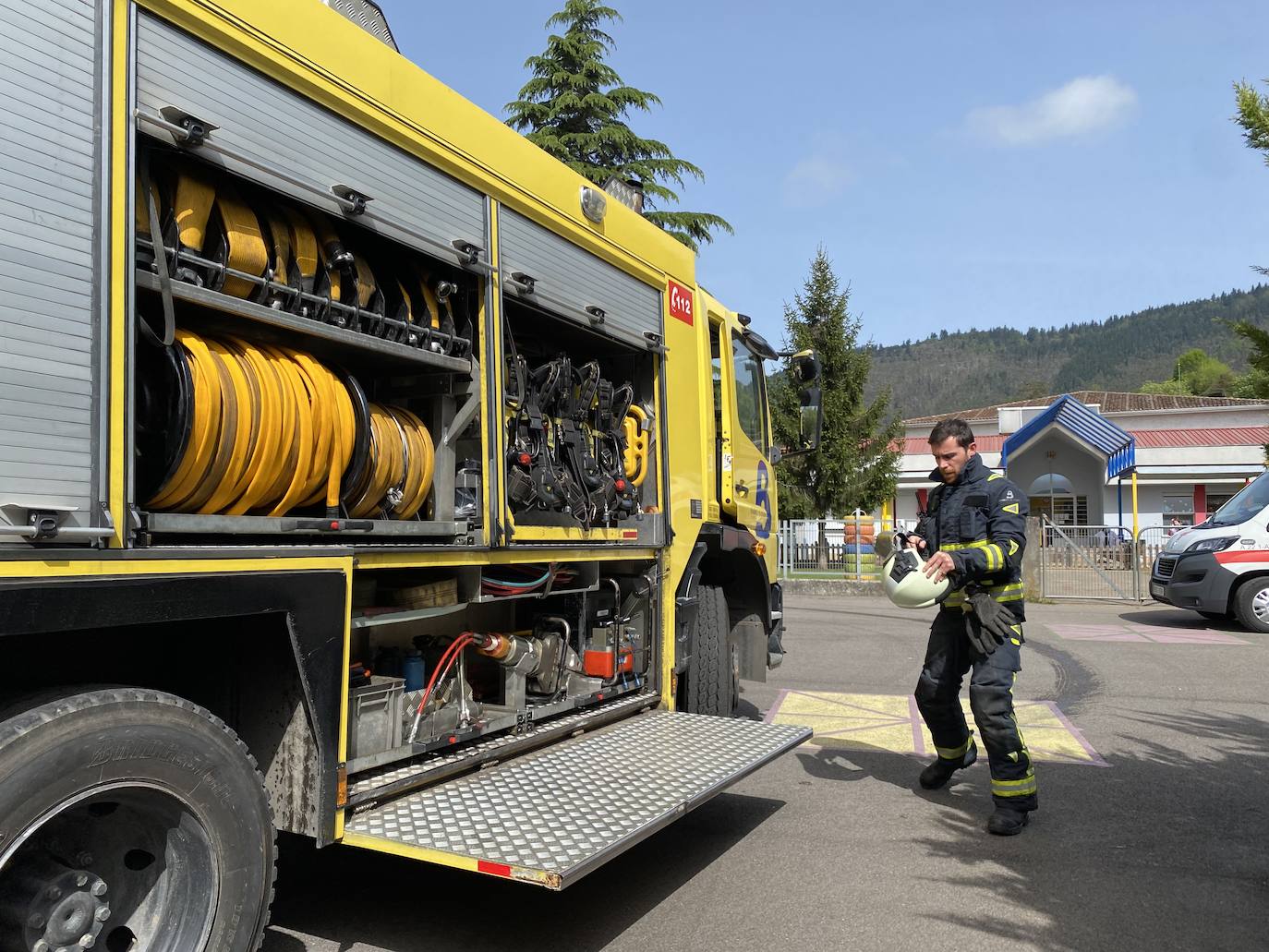 El alumnado del Colegio Público de Educación Infantil y Primaria 'L'Ablanu' de Infiesto realizó hoy un simulacro de evacuación dentro de las jornadas de autoprotección escolar con Bomberos de Asturias, Proteccion Civil, Guardia Civil, Policía Nacional y Policía Local de Infiesto. Se trata de una práctica que cada año se celebra en un centro escolar de Asturias y que la pandemia hizo que no se pudiera llevar a cabo en los dos últimos años. 