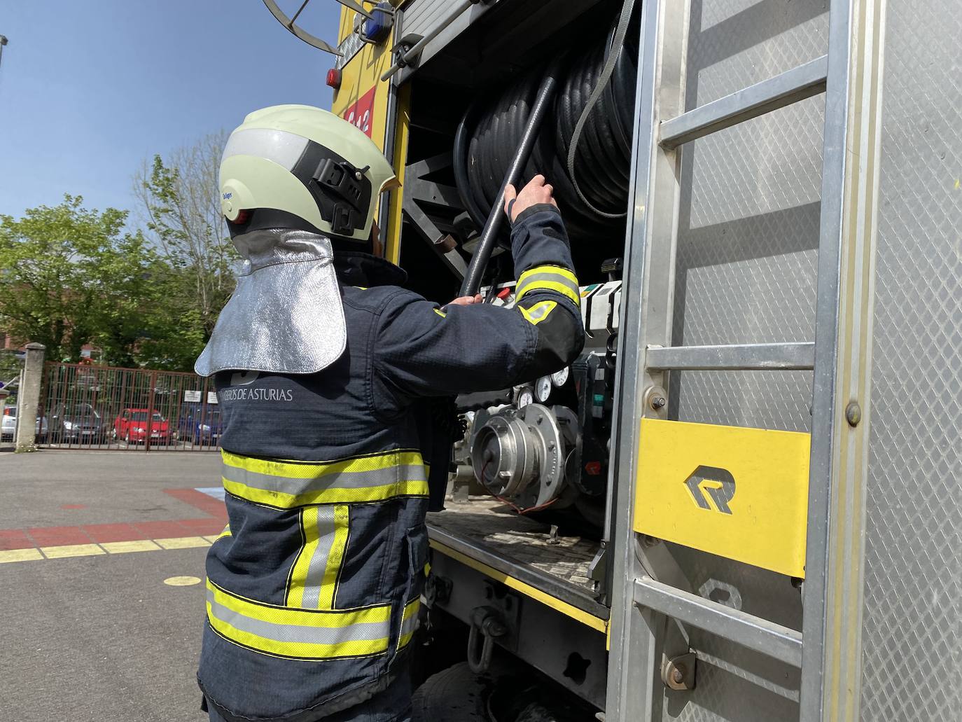 El alumnado del Colegio Público de Educación Infantil y Primaria 'L'Ablanu' de Infiesto realizó hoy un simulacro de evacuación dentro de las jornadas de autoprotección escolar con Bomberos de Asturias, Proteccion Civil, Guardia Civil, Policía Nacional y Policía Local de Infiesto. Se trata de una práctica que cada año se celebra en un centro escolar de Asturias y que la pandemia hizo que no se pudiera llevar a cabo en los dos últimos años. 