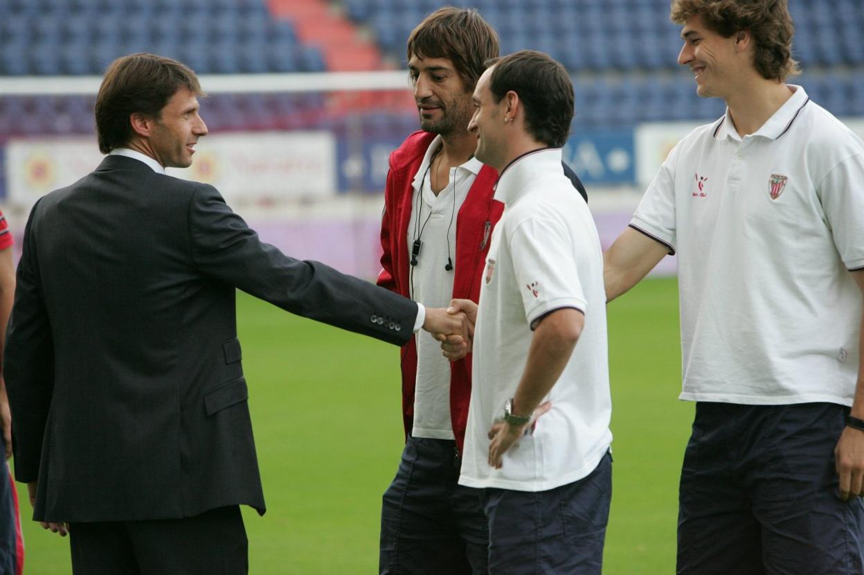 Ziganda saluda a Urzaiz y Etxeberría, ambos jugadores entonces del Athletic, durante su etapa como técnico en Osasuna.
