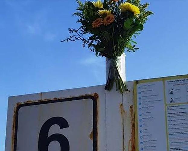 El ramo de flores en la escalera 6, en homenaje a Joel Rionda 