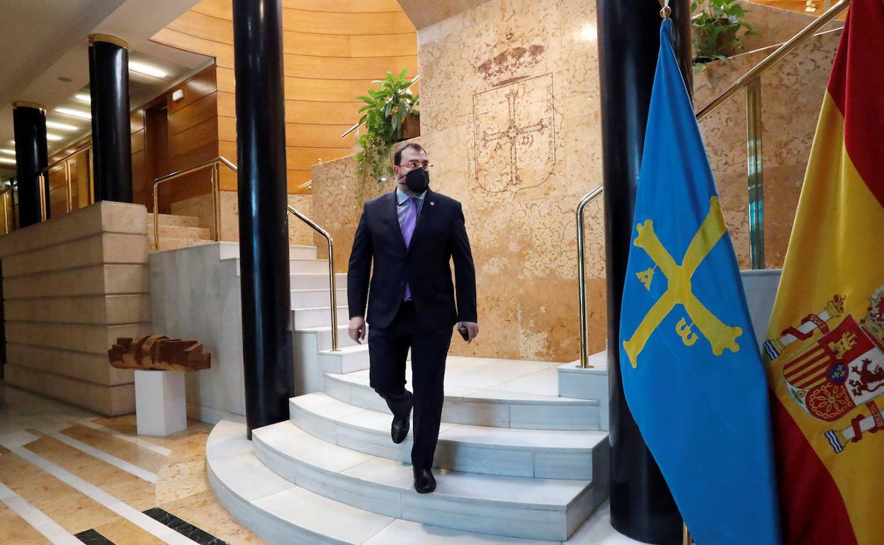 El Presidente del Principado, Adrián Barbón, hoy antes del Consejo de Gobierno. 