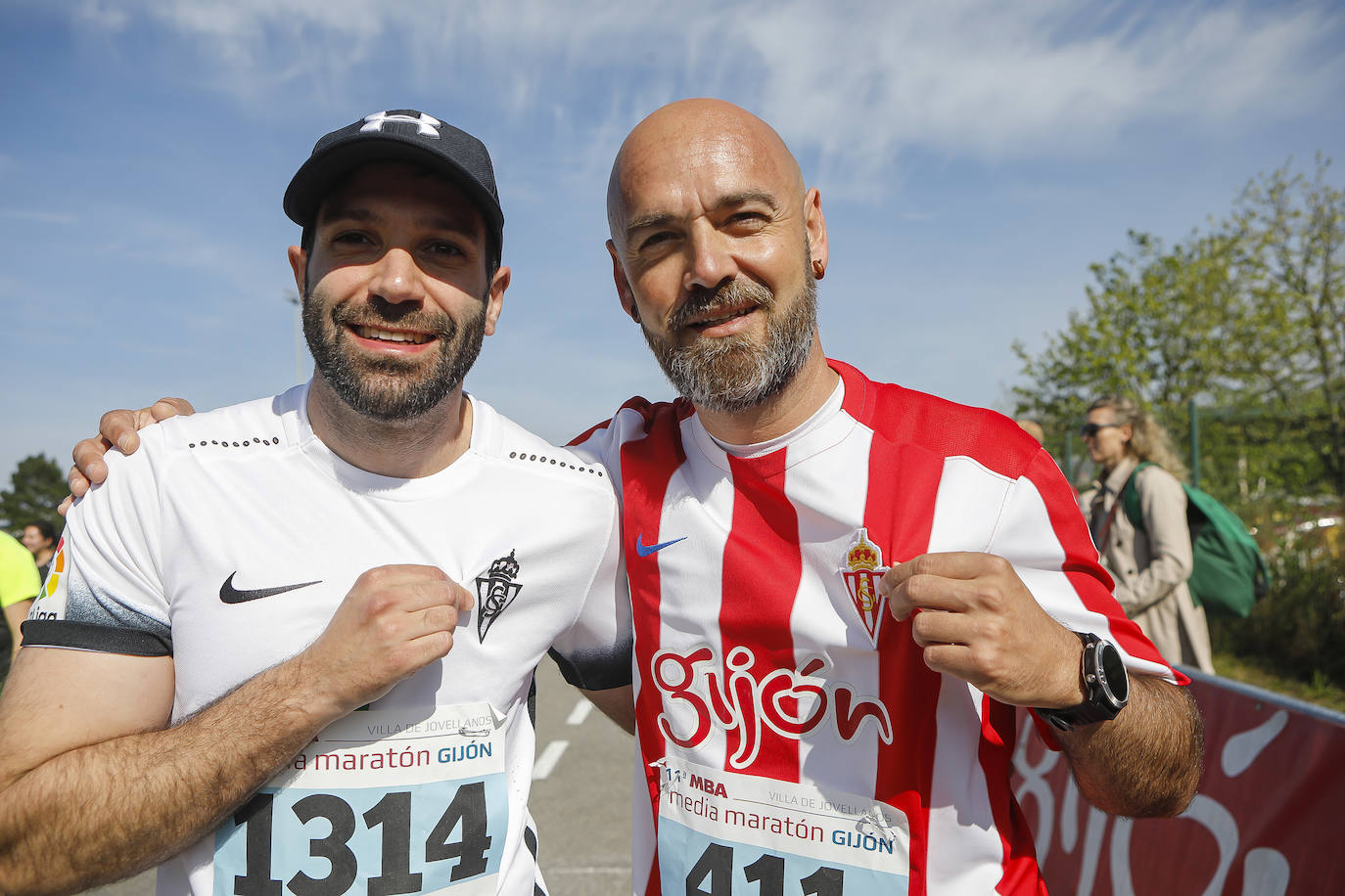 Sin sorpresas. Houssame Eddine y Cristina Silva cumplen con su papel de favoritos en la MBA Media Maratón de Gijón 'Villa de Jovellanos'. Se cumplía una hora, seis minutos y 25 segundos cuando el joven extremeño paralizaba el crono. Habría que esperar diez segundos para que el asturiano Alejandro Onís entrase en segunda posición. Corriendo prácticamente en soledad durante toda la prueba, Silva fue la primera en cruzar la meta al cumplir la hora, 19 minutos y 26 segundos de carrera. Dolores Marco entraba casi un minuto después. Noelia Menéndez completa el podio tras un final agónico en el que Itziar Méndez se queda a las puertas.