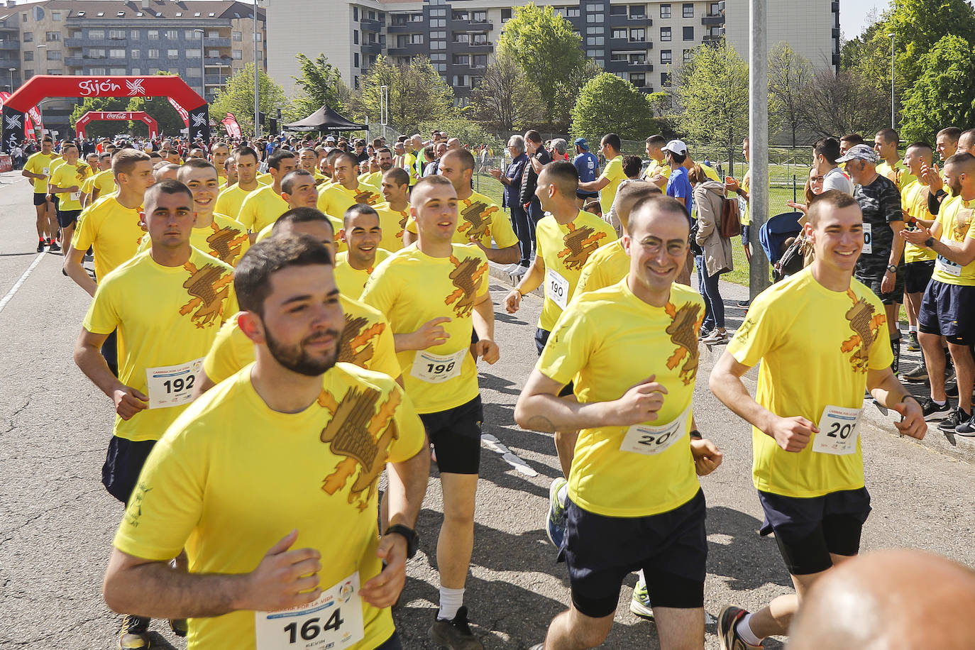 Sin sorpresas. Houssame Eddine y Cristina Silva cumplen con su papel de favoritos en la MBA Media Maratón de Gijón 'Villa de Jovellanos'. Se cumplía una hora, seis minutos y 25 segundos cuando el joven extremeño paralizaba el crono. Habría que esperar diez segundos para que el asturiano Alejandro Onís entrase en segunda posición. Corriendo prácticamente en soledad durante toda la prueba, Silva fue la primera en cruzar la meta al cumplir la hora, 19 minutos y 26 segundos de carrera. Dolores Marco entraba casi un minuto después. Noelia Menéndez completa el podio tras un final agónico en el que Itziar Méndez se queda a las puertas.