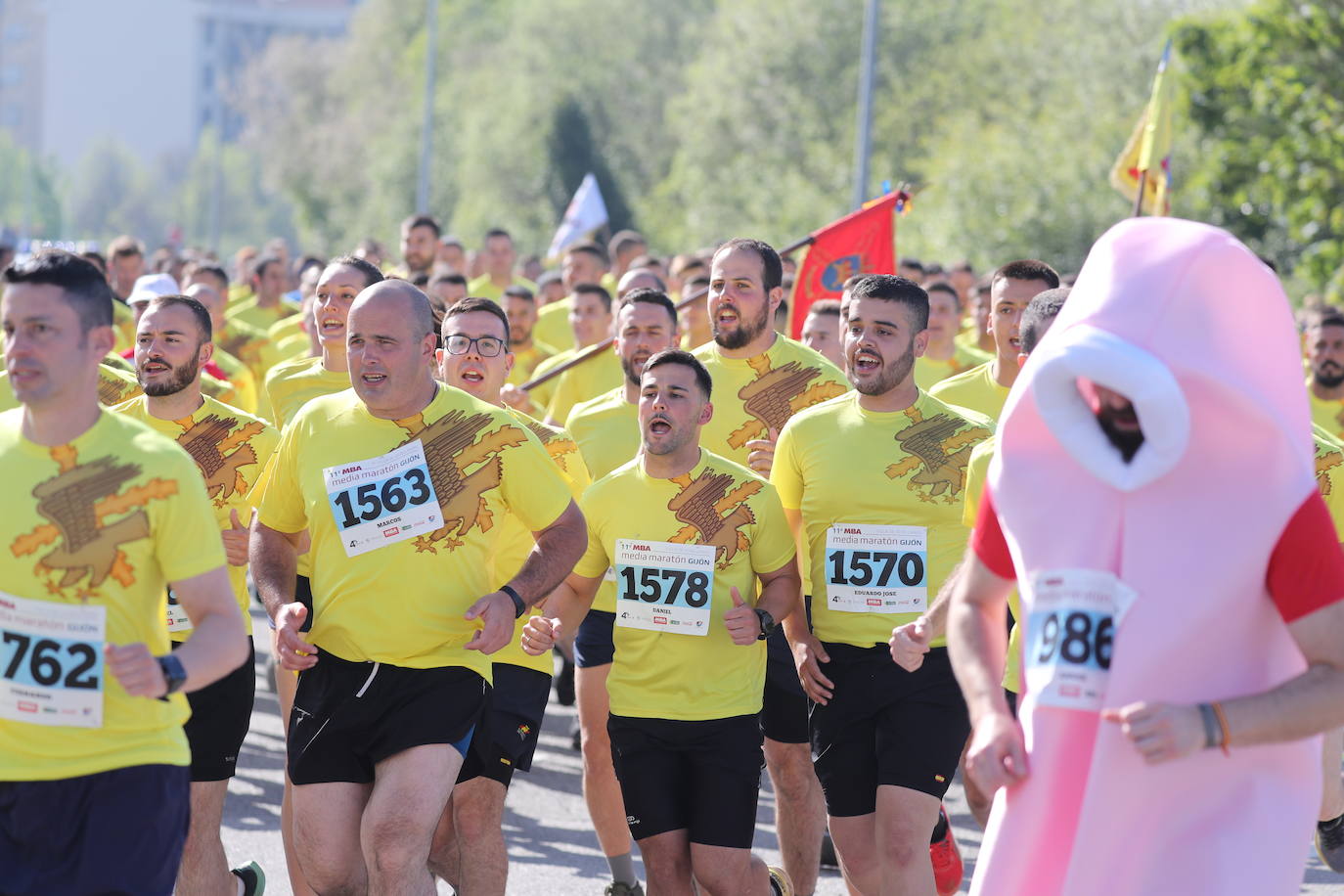 Sin sorpresas. Houssame Eddine y Cristina Silva cumplen con su papel de favoritos en la MBA Media Maratón de Gijón 'Villa de Jovellanos'. Se cumplía una hora, seis minutos y 25 segundos cuando el joven extremeño paralizaba el crono. Habría que esperar diez segundos para que el asturiano Alejandro Onís entrase en segunda posición. Corriendo prácticamente en soledad durante toda la prueba, Silva fue la primera en cruzar la meta al cumplir la hora, 19 minutos y 26 segundos de carrera. Dolores Marco entraba casi un minuto después. Noelia Menéndez completa el podio tras un final agónico en el que Itziar Méndez se queda a las puertas.