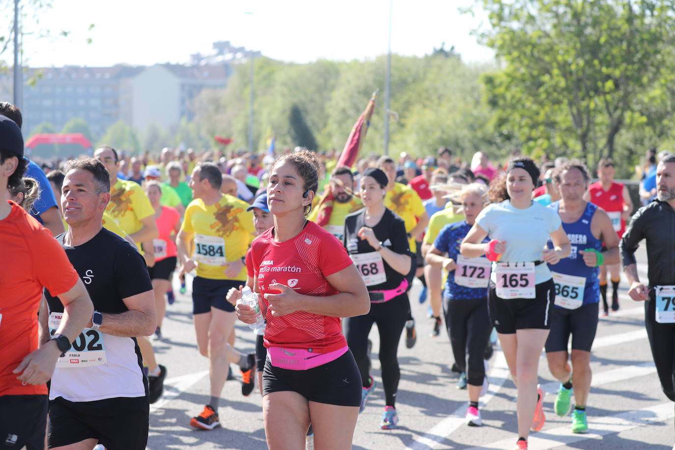 Sin sorpresas. Houssame Eddine y Cristina Silva cumplen con su papel de favoritos en la MBA Media Maratón de Gijón 'Villa de Jovellanos'. Se cumplía una hora, seis minutos y 25 segundos cuando el joven extremeño paralizaba el crono. Habría que esperar diez segundos para que el asturiano Alejandro Onís entrase en segunda posición. Corriendo prácticamente en soledad durante toda la prueba, Silva fue la primera en cruzar la meta al cumplir la hora, 19 minutos y 26 segundos de carrera. Dolores Marco entraba casi un minuto después. Noelia Menéndez completa el podio tras un final agónico en el que Itziar Méndez se queda a las puertas.